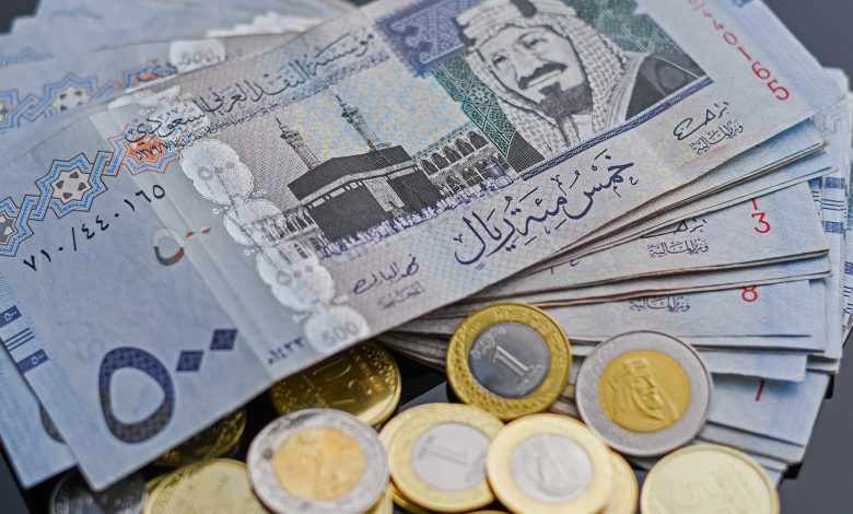 لا تغير بين السوق السوداء والبنوك... كم وصل سعر صرف الريال السعودي امام الجنيه اليوم