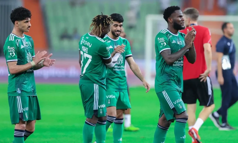 الكشف عن طبيعة إصابة لاعب الأهلي بعد التصادم مع لاعب الوحدة