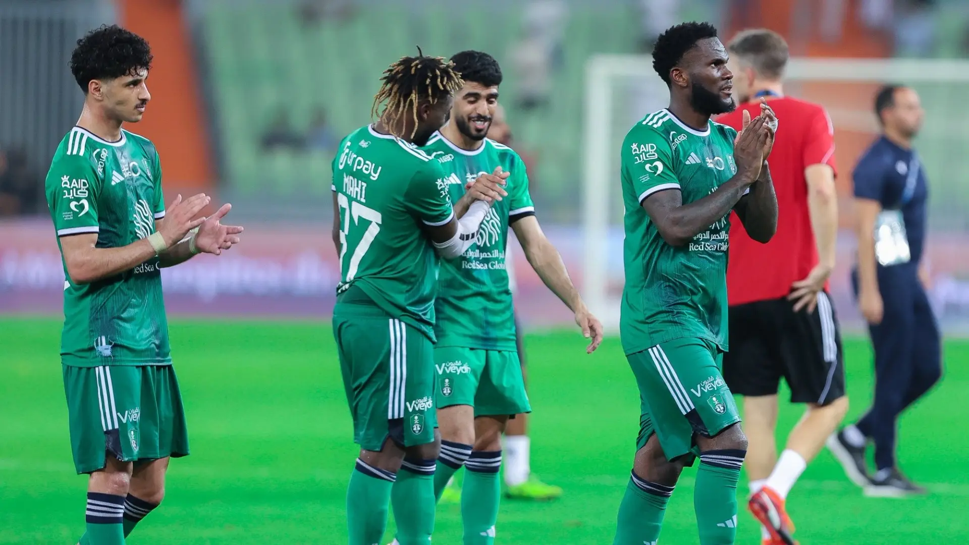 الكشف عن طبيعة إصابة لاعب الأهلي بعد التصادم مع لاعب الوحدة