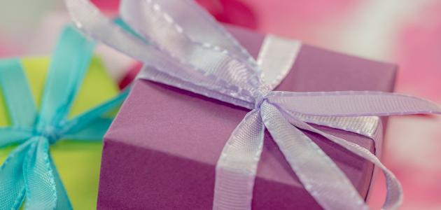 تفسير حلم الهدية من شخص معروف