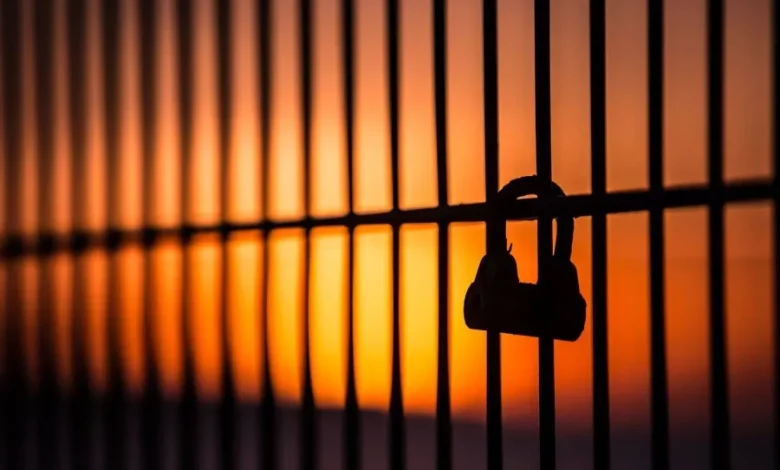 تفسير رؤية شخص اعرفه مسجون في المنام