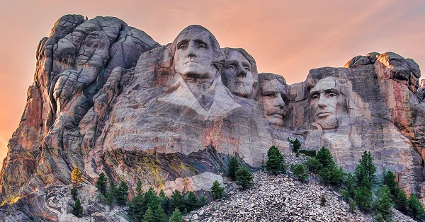 أين يقع جبل رشمور