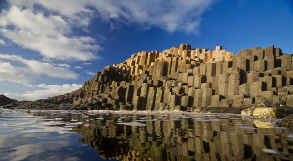 أين يقع ممر العمالقة