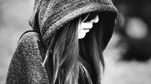 رمزيات بنات نص وجه ابيض واسود تبكي 1 رمزيات بنات نص وجه ابيض واسود تبكي