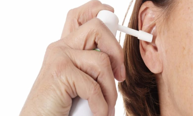 إزالة شمع الأذن في البيت