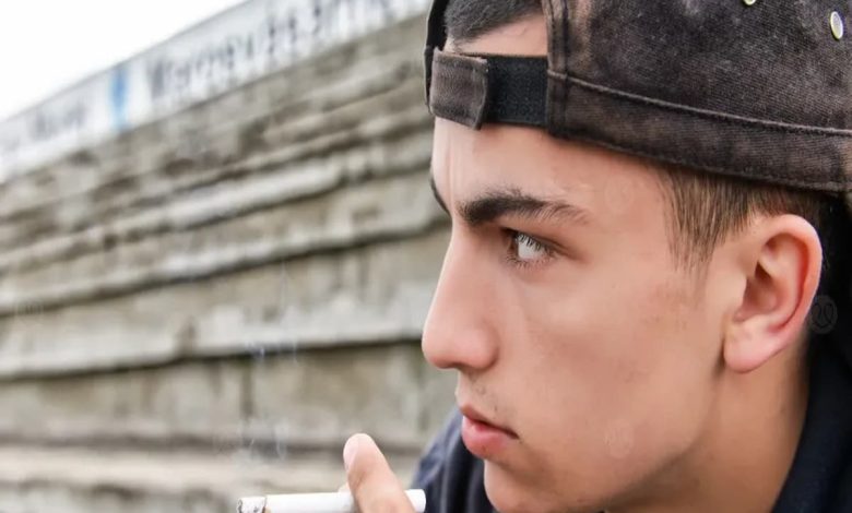 العامل الذي قد يؤثر على المراهق لبدء التدخين