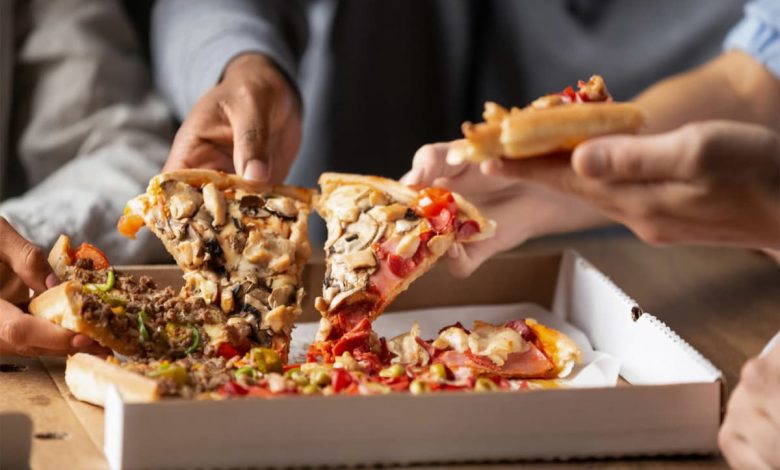 بعد ذلك قم بكتابة أقرب مطعم بيتزا في شريط البحث الموجود في الموقع.