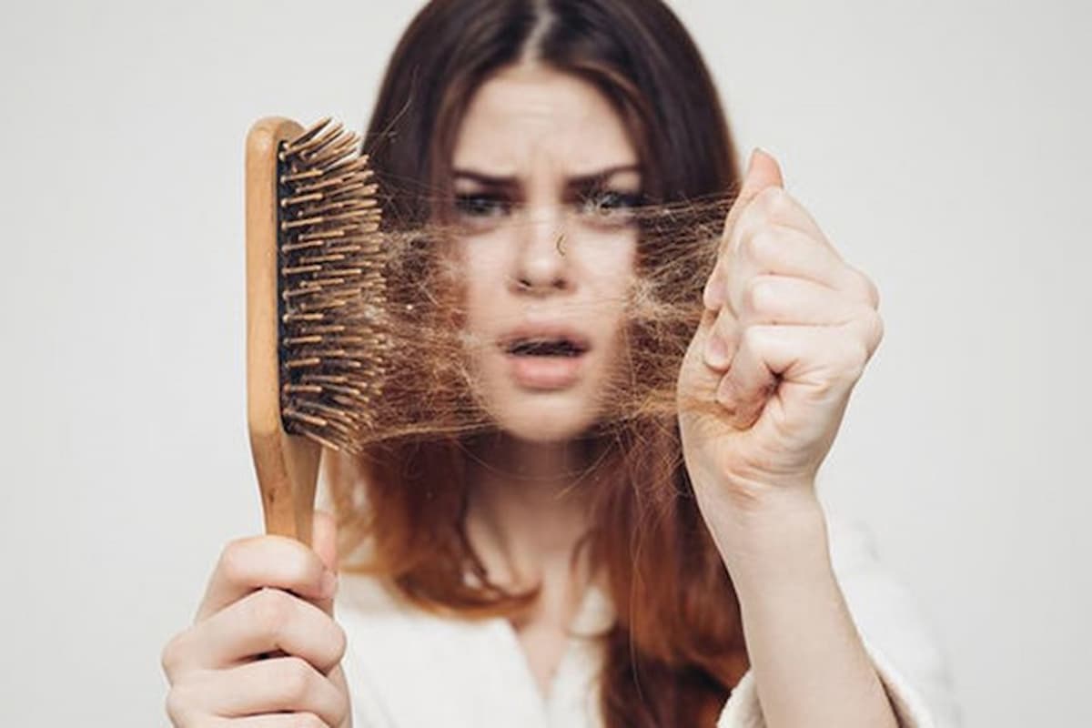 تفسير حلم تساقط الشعر عند لمسه للعزباء