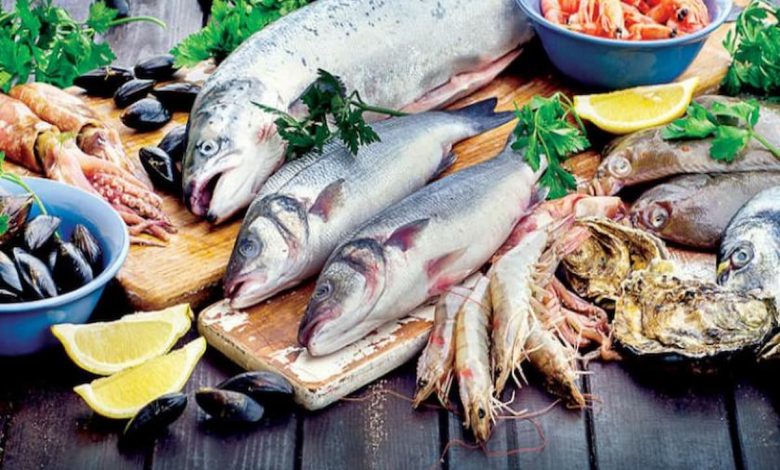 تفسير رؤية إعطاء السمك في المنام للمتزوجة