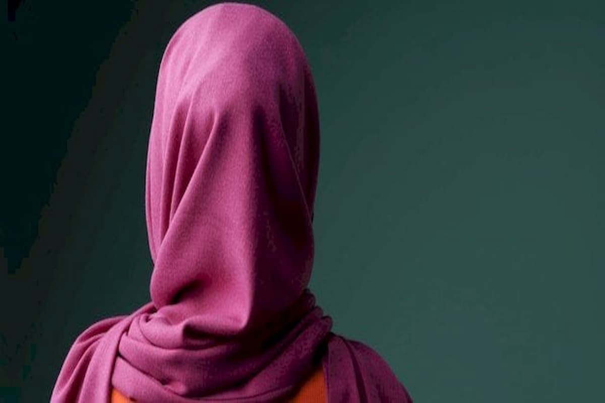 تفسير رؤية الحجاب الملون في المنام للمتزوجة