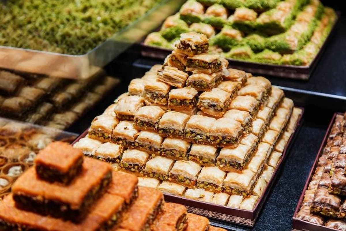 تفسير رؤية الحلويات في المنام للحامل ابن سيرين 1 تفسير رؤية الحلويات في المنام