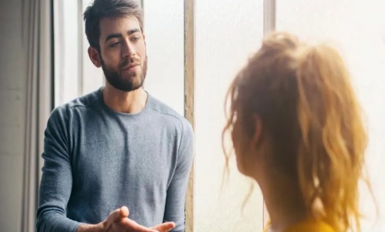 تفسير رؤية الزوج يتحدث مع امرأة أخرى في المنام للحامل