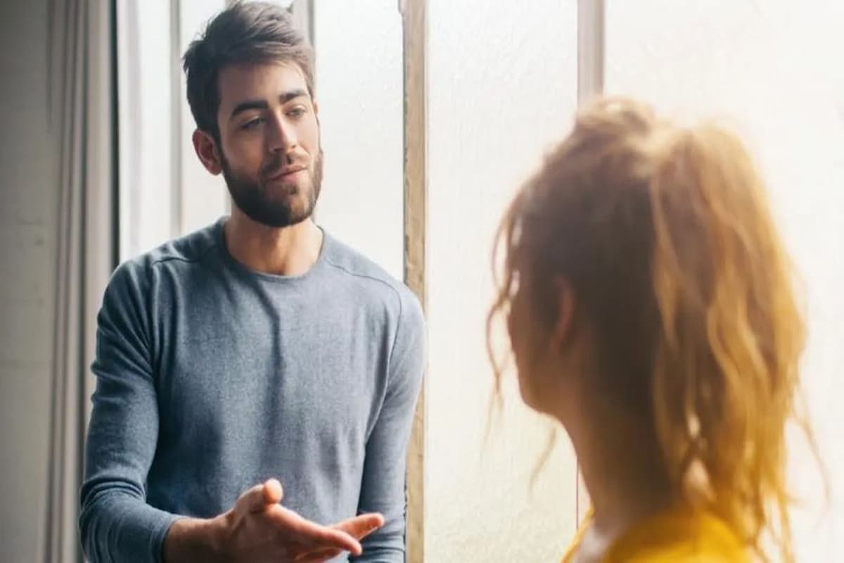 تفسير رؤية الزوج يتحدث مع امرأة أخرى في المنام للحامل