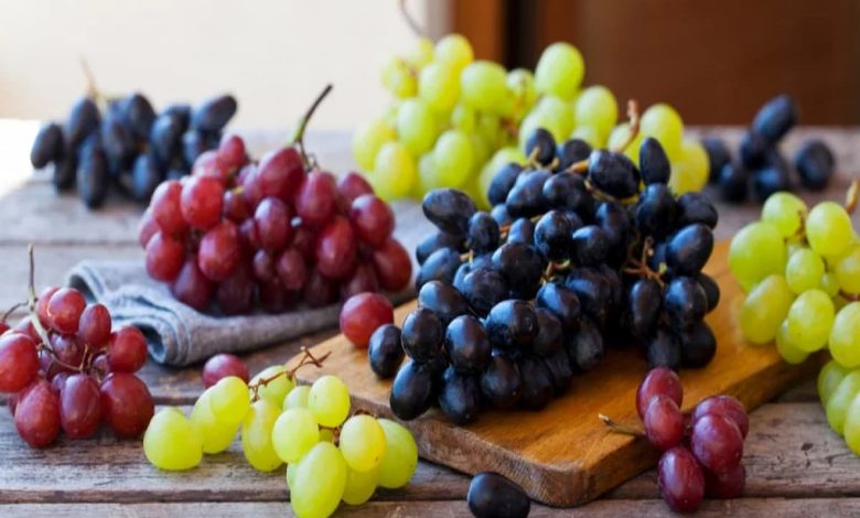 تفسير رؤية العنب في المنام للعزباء