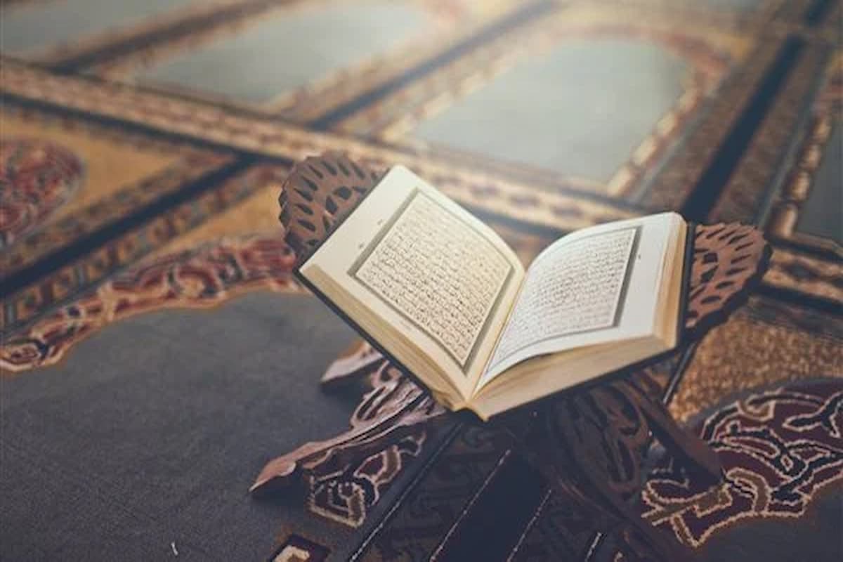 تفسير رؤية المصحف مفتوح