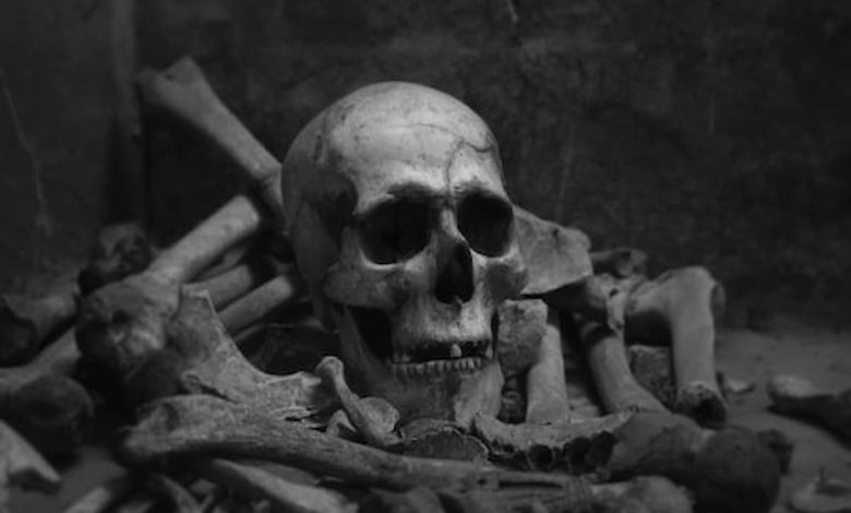 تفسير رؤية جمع عظام الميت في المنام