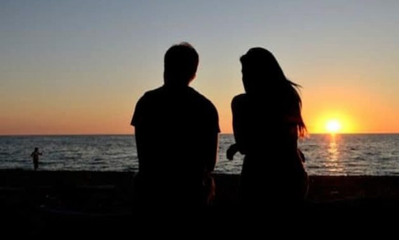 تفسير رؤية شخص اعرفه معجب بي في المنام للعزباء