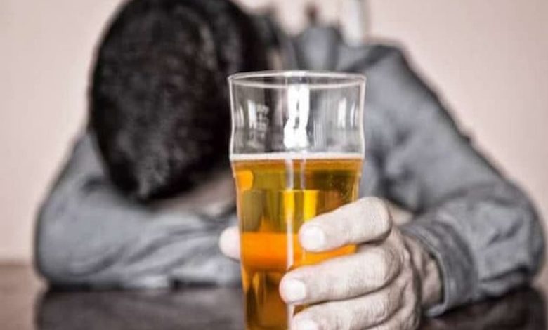 تفسير رؤية شخص يشرب الخمر في المنام