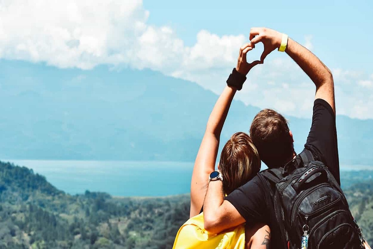 توافق برج الدلو مع السرطان في الحب