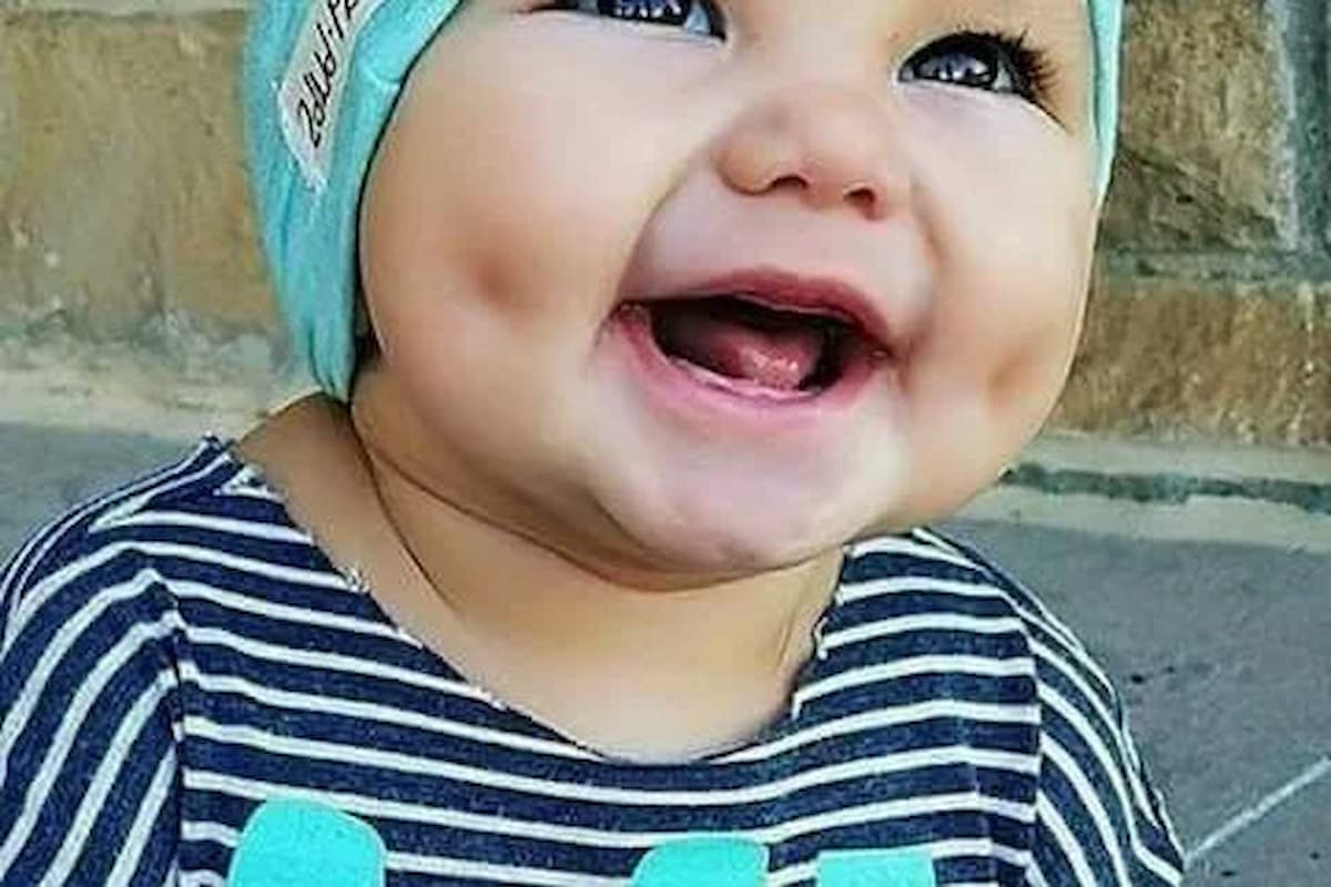 خلفيات أطفال بنات جميلة بغمازات