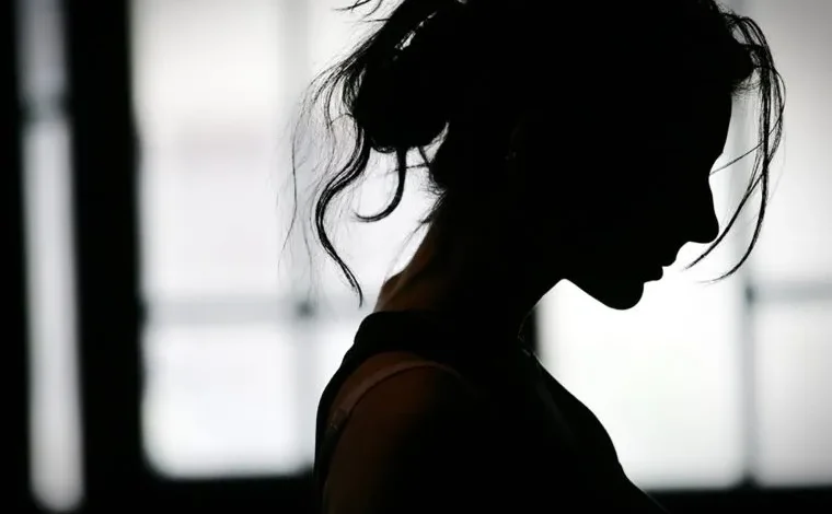 خلفيات بنات حزينة للواتس