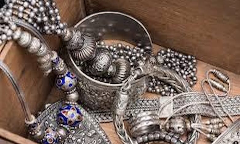 تفسير رؤية لبس الفضة