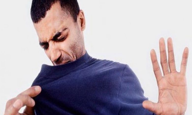 طريقة التخلص من رائحة العرق في الملابس
