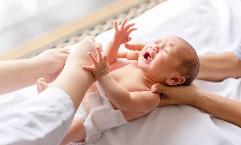 على ماذا يدل براز الطفل الاخضر