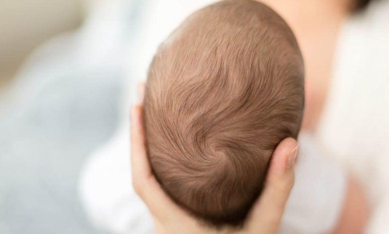 على ماذا يدل هز الطفل رأسه