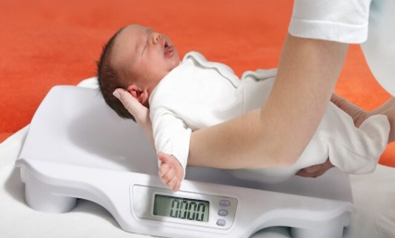 كم وزن الطفل الطبيعي عند الولادة