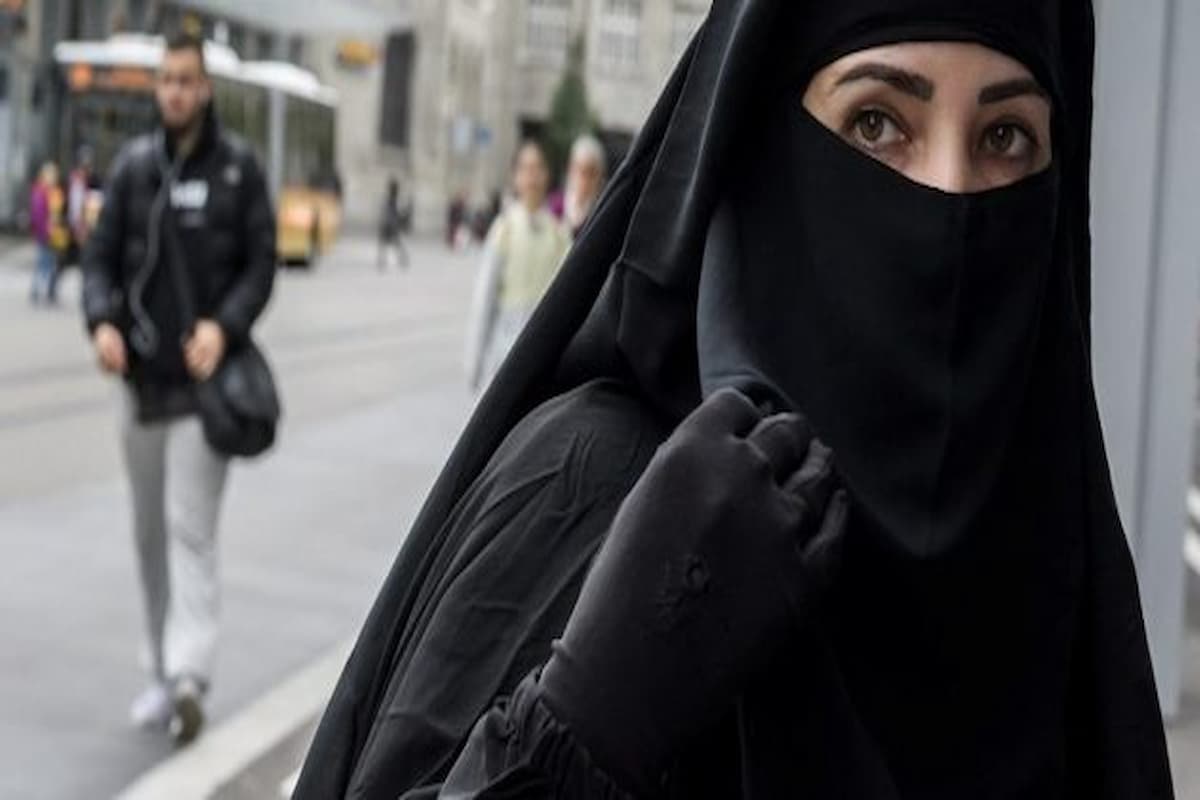 ما تفسير رؤية الخمار في المنام للعزباء؟