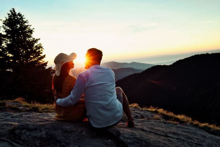 ماذا يفعل الرجل الجدي عندما يشتاق لحبيبته