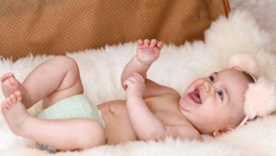 متى يبدأ الطفل بالضحك والمناغاة