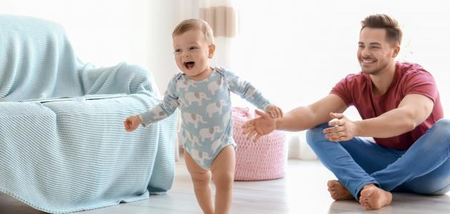 متى يبدأ الطفل بالمشي لوحده بعد الوقوف 1 متى يبدأ الطفل بالمشي لوحده بعد الوقوف