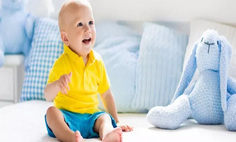 متى يصبح الطفل قادر على الجلوس وهل يمكن ان يحبو الطفل قبل الجلوس؟!