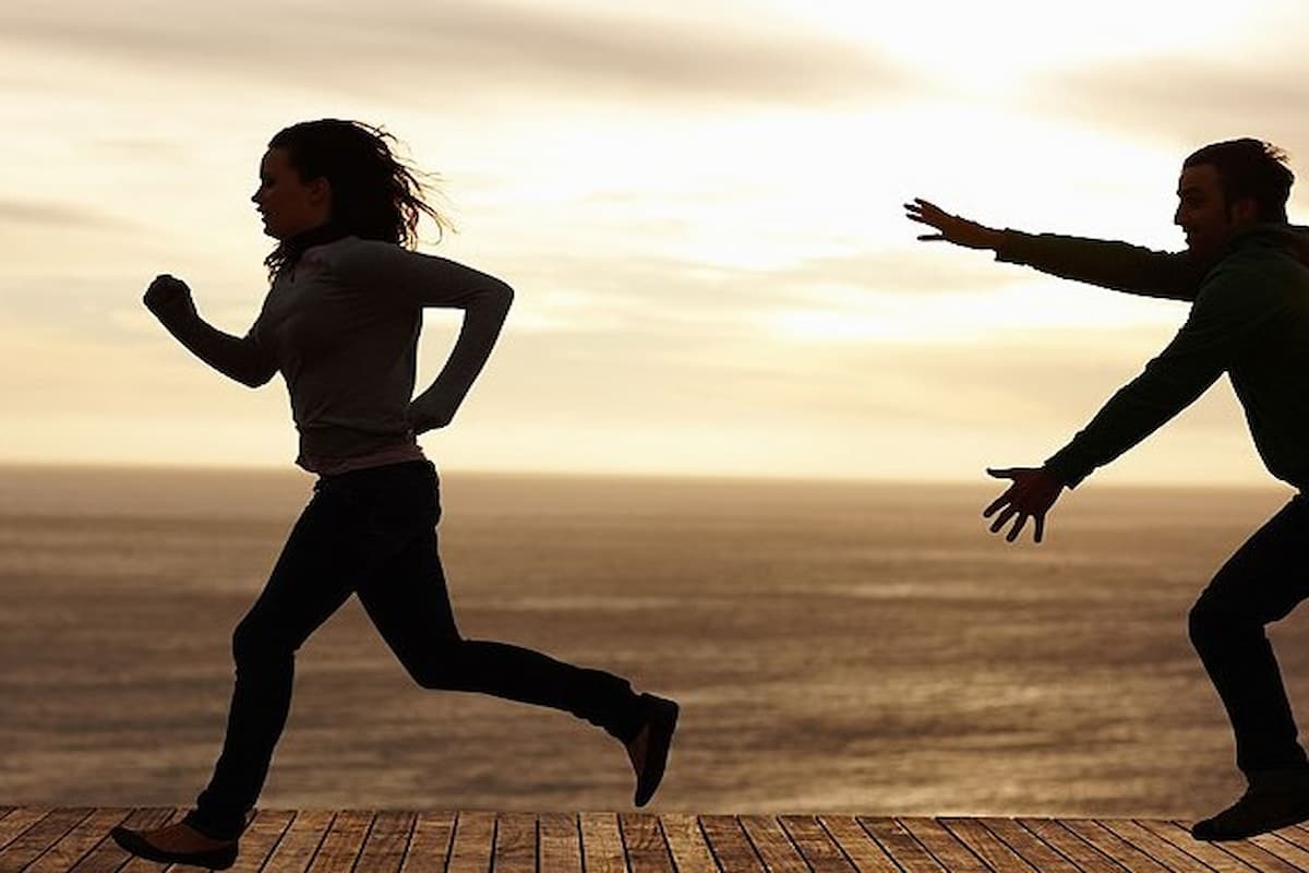 تفسير حلم رؤية ملاحقه رجل لي والخوف منه