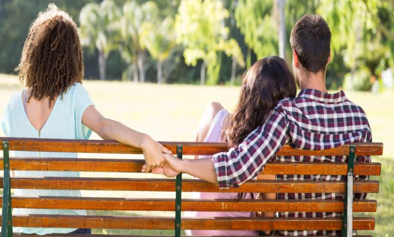 رؤية الزوج يتحدث مع امرأة أخرى في المنام