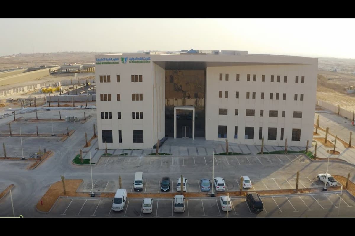 كم رسوم كلية الغد