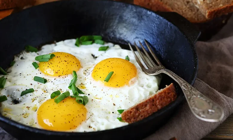 طريقة قلي البيض دون زيوت أو تقليب