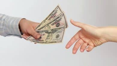 تفسير حلم إعطاء الميت نقود ورقية للمتزوجة 65 تفسير حلم إعطاء الميت نقود ورقية للمتزوجة