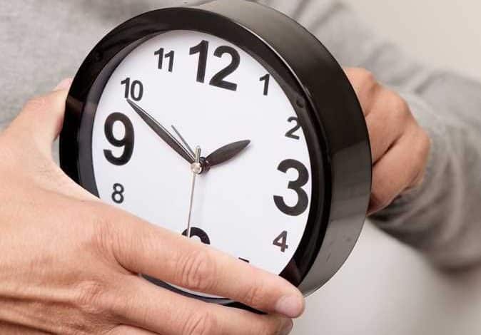 قصة التوقيت الصيفي وما هي فوائده وأضراره