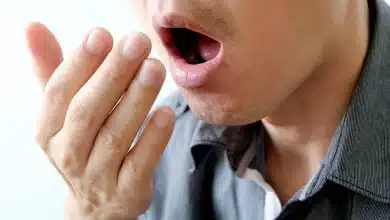 كيف اتخلص من رائحة الثوم في الفم بأسرع طريقة