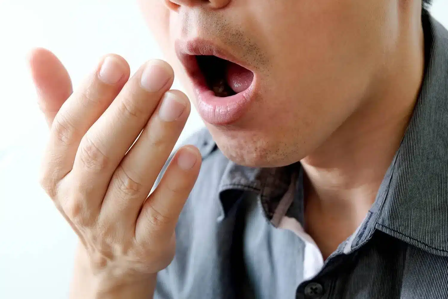 كيف اتخلص من رائحة الثوم في الفم بأسرع طريقة