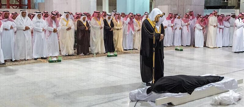 لماذا يقف الإمام عند رأس الرجل ووسط المرأة في صلاة الجنازة 1 لماذا يقف الإمام عند رأس الرجل ووسط المرأة في صلاة الجنازة
