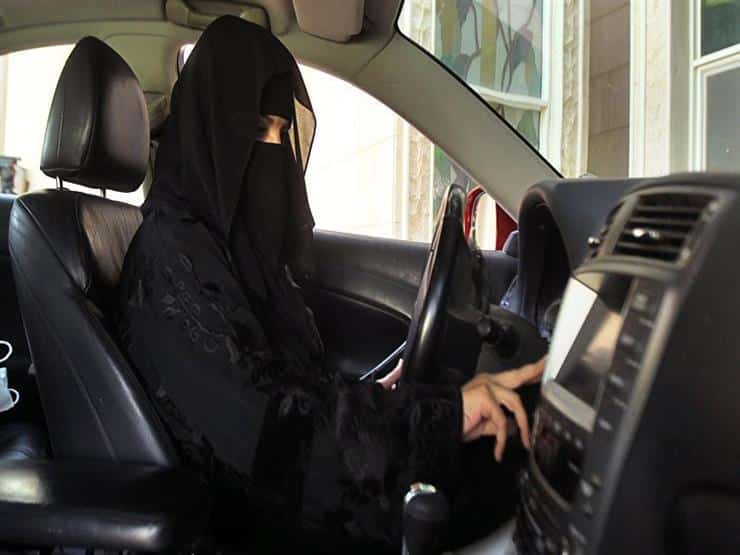 هل يجوز الصلاة في السيارة للنساء